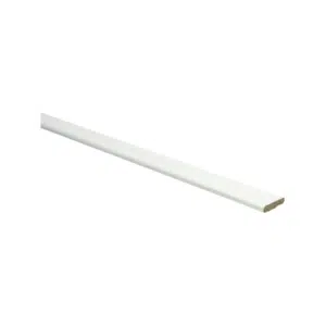 Plakplint voor PVC vloeren en laminaat vloeren. Met zelfklevende plakstrip. Kleur wit RAL 9010.