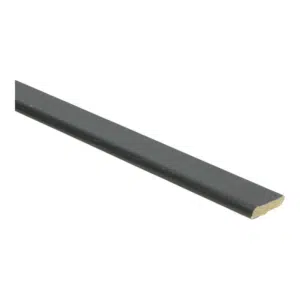 Plakplint voor PVC vloeren en laminaat vloeren. Met zelfklevende plakstrip. Kleur zwart.