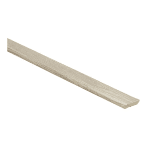 Plakplint voor PVC vloeren en laminaat vloeren. Met zelfklevende plakstrip. Kleur eiken wit getint.