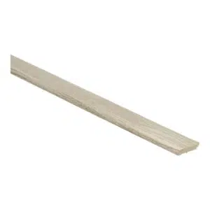 Plakplint voor PVC vloeren en laminaat vloeren. Met zelfklevende plakstrip. Kleur eiken wit getint.
